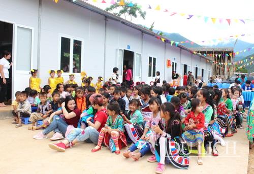 Các em học sinh Chu Va 6 hân hoan bên những phòng học mới